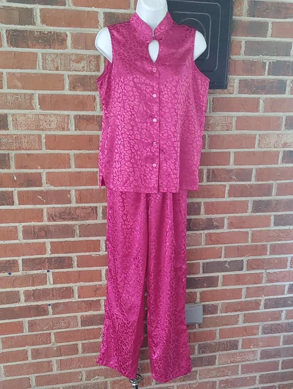 Valerie Stevens Intimates Vintage 2 Piece Fuchsia Satin Pajama Set Size S